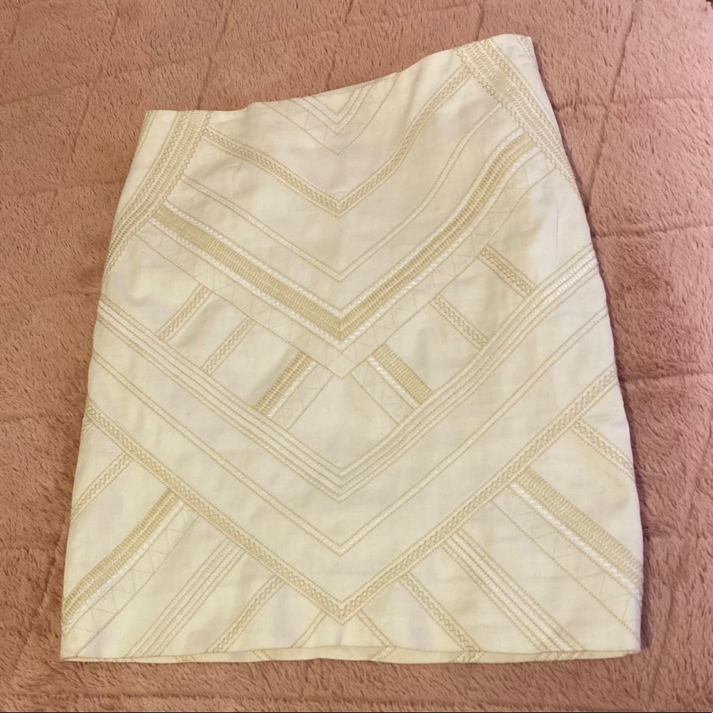 White House Black Market Pencil Skirt Geometric Embroidery Detail Slimming sz 00 - Picture 2 of 9
